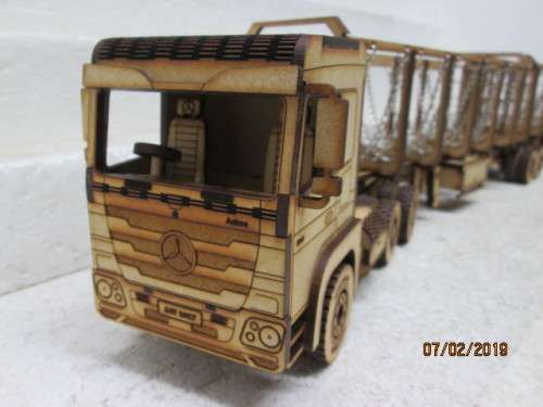 1:32 SCALE MERCEDES ACTROS HORSE WITH SUPERLINK CANE TRAILOR - LOT 724V