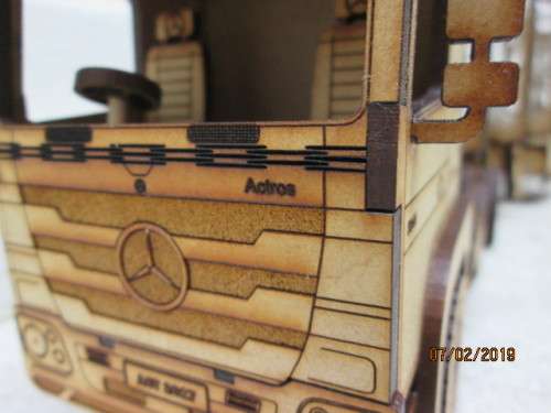 1:32 SCALE MERCEDES ACTROS HORSE WITH SUPERLINK CANE TRAILOR - LOT 724V