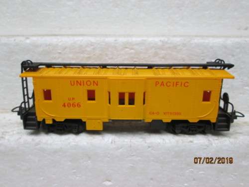 HO SCALE - LIMA UNION PACIFIC CABOOSE - LOT 768V