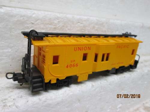 HO SCALE - LIMA UNION PACIFIC CABOOSE - LOT 768V