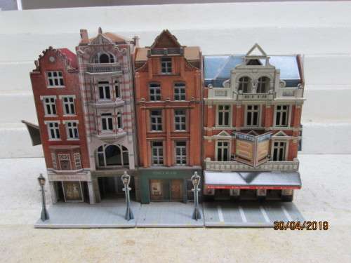 HO/OO SCALE : CARDBOARD 3 D BUILDINGS x3 SET - LOT 932V