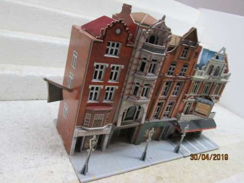 HO/OO SCALE : CARDBOARD 3 D BUILDINGS x3 SET - LOT 932V