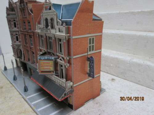 HO/OO SCALE : CARDBOARD 3 D BUILDINGS x3 SET - LOT 932V