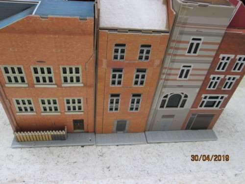 HO/OO SCALE : CARDBOARD 3 D BUILDINGS x3 SET - LOT 932V