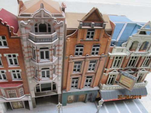 HO/OO SCALE : CARDBOARD 3 D BUILDINGS x3 SET - LOT 932V