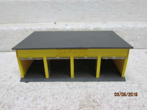 HO SCALE : 4 BAY WORKSHOP / GARAGE - LOT 977V