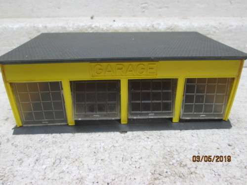 HO SCALE : 4 BAY WORKSHOP / GARAGE - LOT 977V