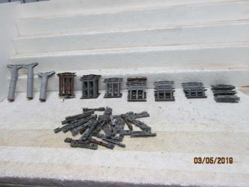 HO/OO SCALE : HORNBY BRIDGE SUPPORTS x34 (LARGE AMOUNT) - LOT 982V