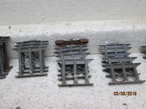 HO/OO SCALE : HORNBY BRIDGE SUPPORTS x34 (LARGE AMOUNT) - LOT 982V