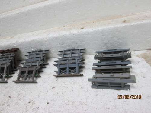 HO/OO SCALE : HORNBY BRIDGE SUPPORTS x34 (LARGE AMOUNT) - LOT 982V
