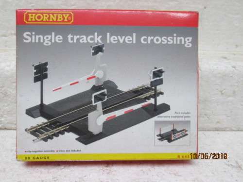 OO SCALE : HORNBY SINGLE TRACK LEVEL CROSSING (BOXED) - LOT 181W