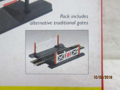 OO SCALE : HORNBY SINGLE TRACK LEVEL CROSSING (BOXED) - LOT 181W