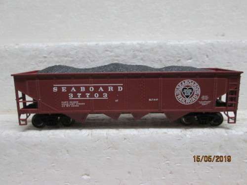 HO SCALE BACHMANN : 40FT QUAD HOPPER / SEABOARD (BOXED) - LOT 289W