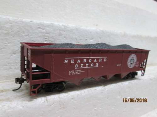 HO SCALE BACHMANN : 40FT QUAD HOPPER / SEABOARD (BOXED) - LOT 290W