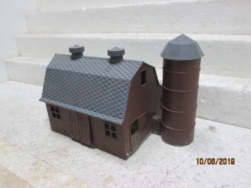 HO SCALE : FARM SHED WITH SILO - LOT 461W