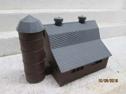 HO SCALE : FARM SHED WITH SILO - LOT 461W