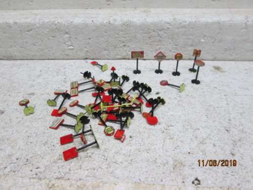 HO SCALE : RAILWAY ROAD SIGNS x44 - LOT 487W