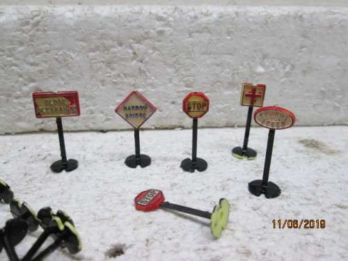 HO SCALE : RAILWAY ROAD SIGNS x44 - LOT 487W