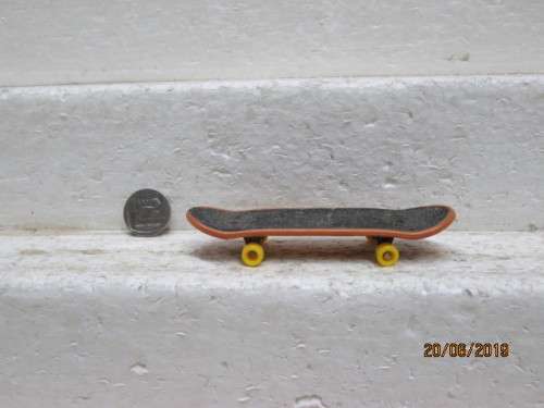 SPUR SKATEBOARD (LOONEY TUNES) - LOT 492W
