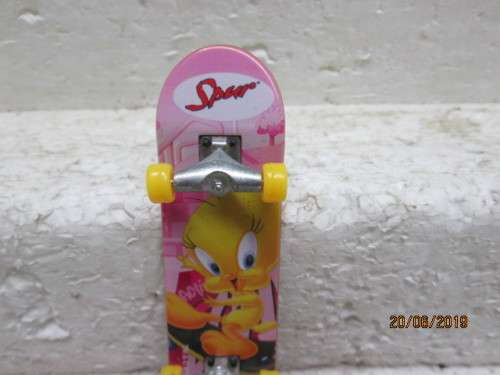 SPUR SKATEBOARD (LOONEY TUNES) - LOT 492W