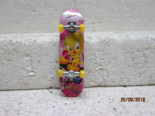 SPUR SKATEBOARD (LOONEY TUNES) - LOT 492W