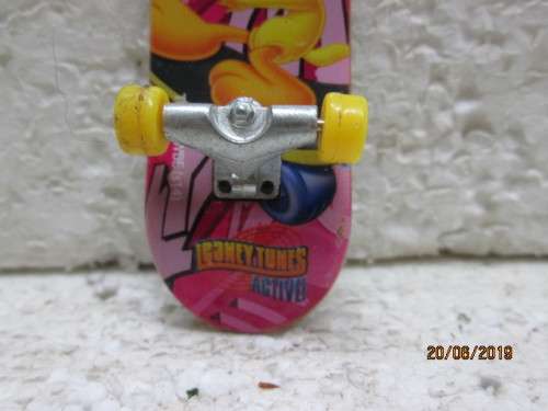 SPUR SKATEBOARD (LOONEY TUNES) - LOT 492W