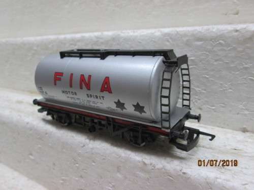 OO SCALE  HORNBY TANKER "FINA" - LOT 617W