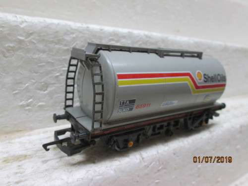 OO SCALE  HORNBY TANKER "SHELL OILS" - LOT 622W