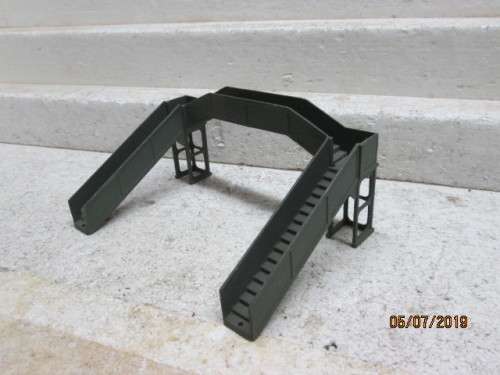 OO SCALE : HORNBY DUBLO PEDESTRIAN BRIDGE - LOT 787W