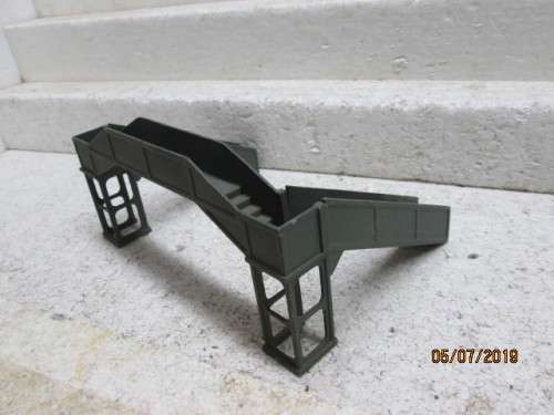 OO SCALE : HORNBY DUBLO PEDESTRIAN BRIDGE - LOT 787W