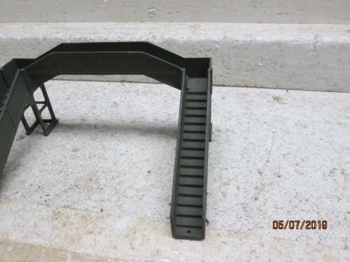 OO SCALE : HORNBY DUBLO PEDESTRIAN BRIDGE - LOT 787W