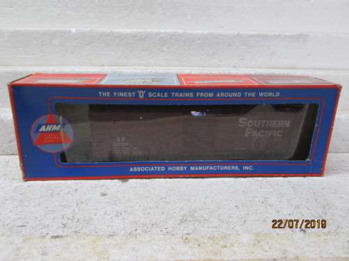 REDUCED TO CLEAR - O SCALE : AHM SOUTHERN PACIFIC BOX CAR (BOXED) - LOT 903W