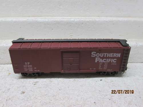 REDUCED TO CLEAR - O SCALE : AHM SOUTHERN PACIFIC BOX CAR (BOXED) - LOT 903W
