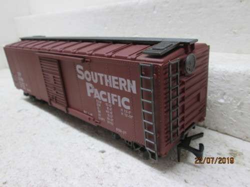 REDUCED TO CLEAR - O SCALE : AHM SOUTHERN PACIFIC BOX CAR (BOXED) - LOT 903W