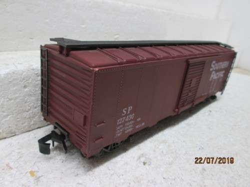 REDUCED TO CLEAR - O SCALE : AHM SOUTHERN PACIFIC BOX CAR (BOXED) - LOT 903W