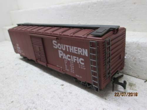 REDUCED TO CLEAR : O SCALE : AHM SOUTHERN PACIFIC BOX CAR (BOXED) - LOT 904W