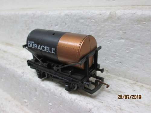 OO SCALE HORNBY : TANKER (DURACELL) - LOT 964W