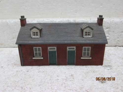 OO SCALE : HORNBY HOBBIES BUILDING (RESIN TYPE) - LOT 10X