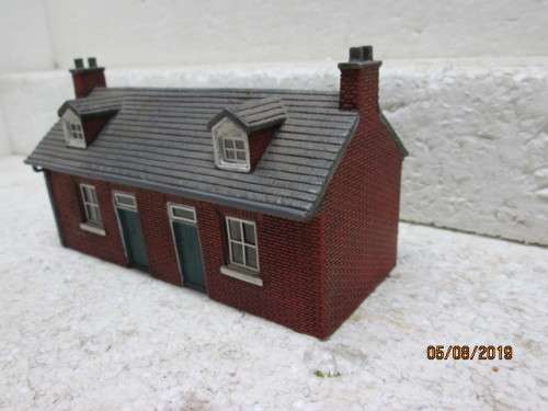 OO SCALE : HORNBY HOBBIES BUILDING (RESIN TYPE) - LOT 10X