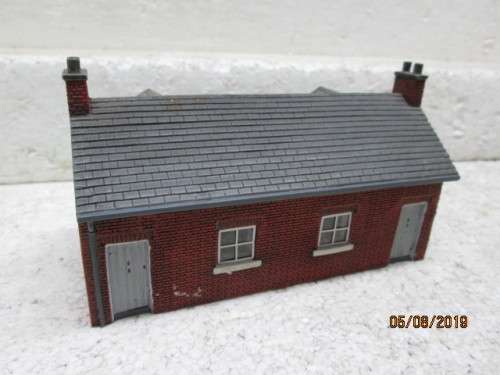 OO SCALE : HORNBY HOBBIES BUILDING (RESIN TYPE) - LOT 10X
