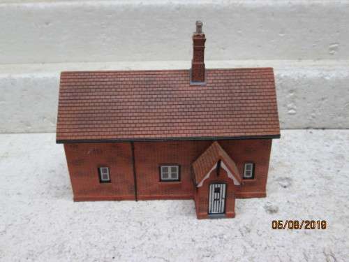 OO SCALE : HORNBY HOBBIES BUILDING (RESIN TYPE) - LOT 11X