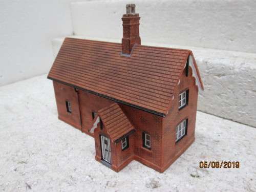 OO SCALE : HORNBY HOBBIES BUILDING (RESIN TYPE) - LOT 11X