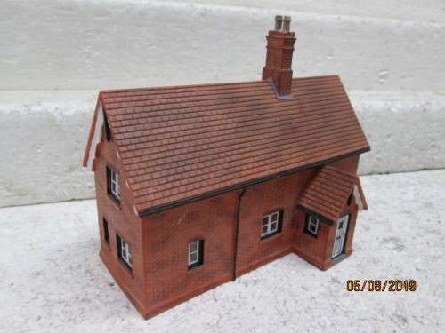 OO SCALE : HORNBY HOBBIES BUILDING (RESIN TYPE) - LOT 11X