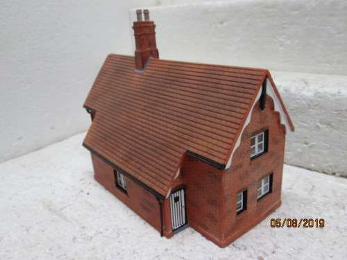 OO SCALE : HORNBY HOBBIES BUILDING (RESIN TYPE) - LOT 11X