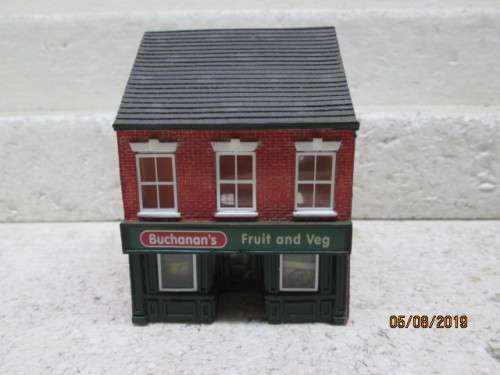 OO SCALE : HORNBY HOBBIES FRUIT & VEG BUILDING (RESIN TYPE) - LOT 12X