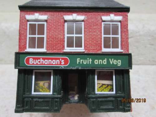 OO SCALE : HORNBY HOBBIES FRUIT & VEG BUILDING (RESIN TYPE) - LOT 12X