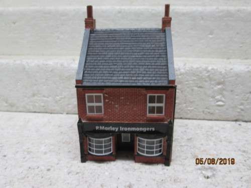 OO SCALE : HORNBY HOBBIES P.MORLEY IRONMONGERS BUILDING (RESIN TYPE) - LOT 13X