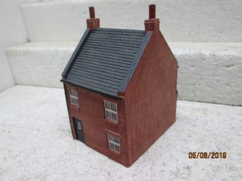 OO SCALE : HORNBY HOBBIES P.MORLEY IRONMONGERS BUILDING (RESIN TYPE) - LOT 13X