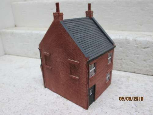 OO SCALE : HORNBY HOBBIES P.MORLEY IRONMONGERS BUILDING (RESIN TYPE) - LOT 13X