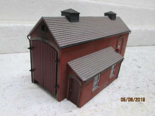 OO SCALE : HORNBY HOBBIES ENGINE SHED (RESIN TYPE) - LOT 15X